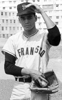 En 1967, Debuta en Grandes Ligas con San Francisco, Isaías “Látigo” Chávez. Criollo número 15 que actúa en las mayores y cuarto que sale de las filas del Magallanes. 