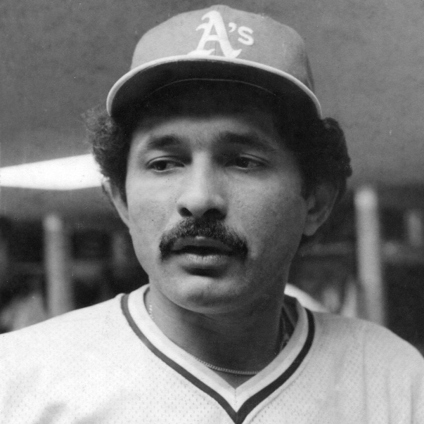 En 1985 Antonio Armas conecta el jonrón 200 de su carrera en MLB, convirtiéndose en el primer venezolano en lograrlo.