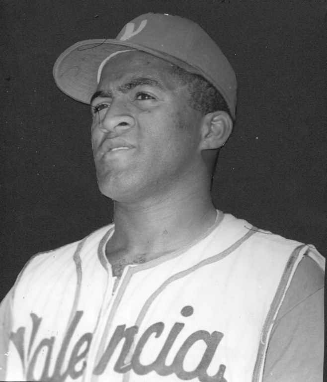 En 1968, Luis Tiant, de Cleveland, propina 19 ponches a Minnesota en 10 episodios y completa 32 abanicados en dos juegos consecutivos.