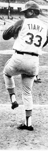 En 1964, Luis Tiant, de Cleveland, blanquea a los Yankees en su primera apertura en las mayores. Tiant completó siete campañas en Venezuela y es actualmente miembro del Salón de la Fama Clase 2009.