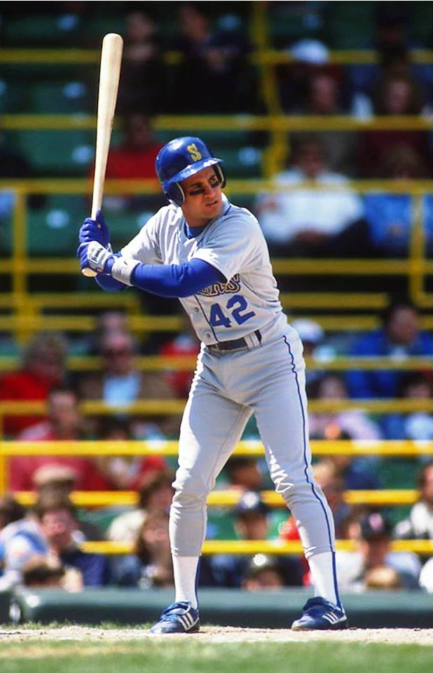En 1989 Debuta Omar Vizquel con los Marineros de Seattle y se convierte en el criollo 52 en subir a Grandes Ligas. Tres días después conecta su primer hit a Storm Davis, de los Atléticos de Oakland.