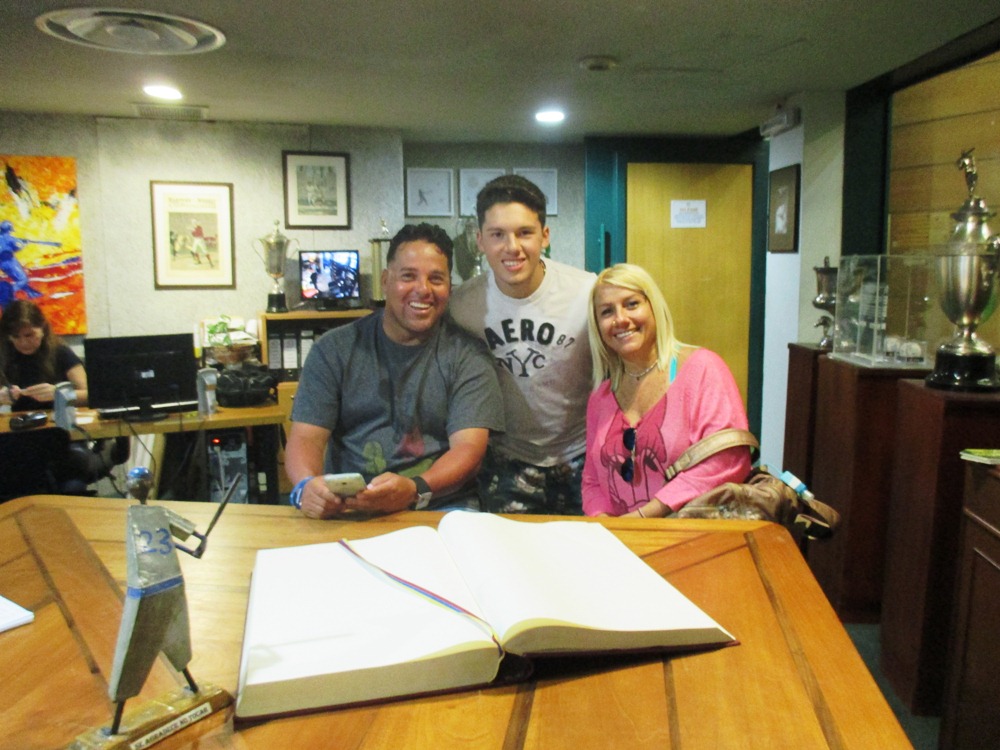 RICHARD PAZ VISITÓ LAS INSTALACIONES DEL MUSEO DE BÉISBOL