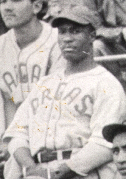 En 1946, Roy Welmaker, del Vargas, se convierte en el primer lanzador en conectar jonrón en nuestro béisbol profesional al botársela a Valentín Arévalo