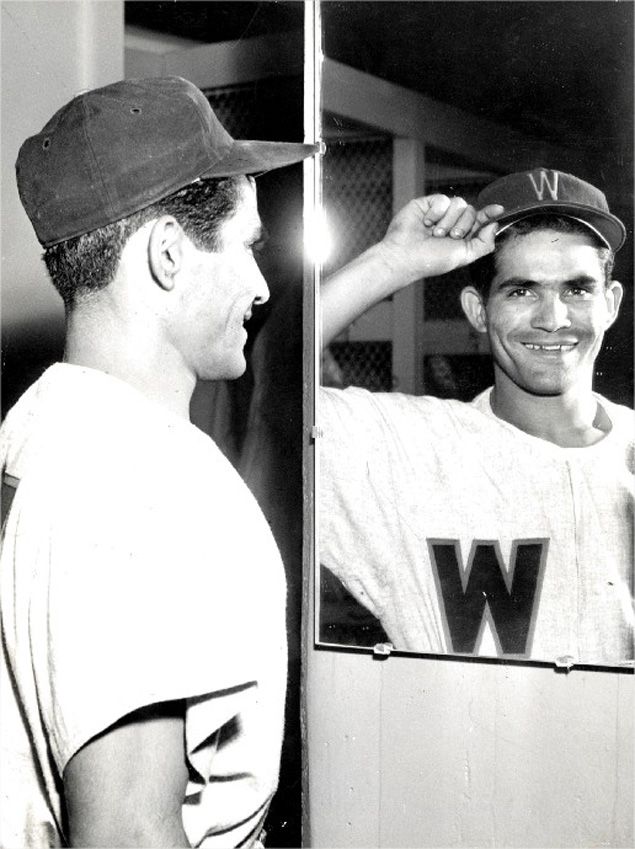 En 1953, Pompeyo Davalillo segunda base de Washington, le roba el home a Bill Wight, de los Indios, en el séptimo inning.