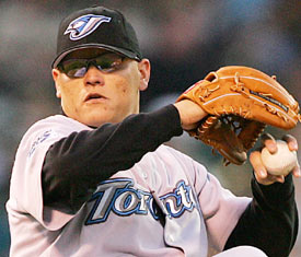 En 2004 Gustavo Chacín realiza su primer juego con los Azulejos de Toronto en el Yankee Stadium donde resultó lanzador vencedor de los Yankees 6-3. De esta manera se convierte en el primer lanzador en ganar el primer juego de su carrera contra los Yankees
