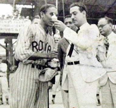 En 1931 Esteban Ballesté narra por la Broadcasting Caracas la inauguración entre el Royal y el Magallanes –primer encuentro transmitido por radio-.