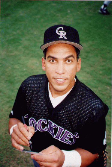 En 1995, Andrés Galarraga batea de 6-6, con 4 anotadas y 5 carreras impulsadas, para que los Rockies de Colorado derroten a los Astros de Houston 15 a 10.