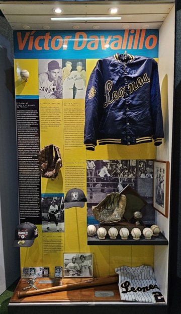 VICTOR DAVALILLO EN EL MUSEO DE BÉISBOL