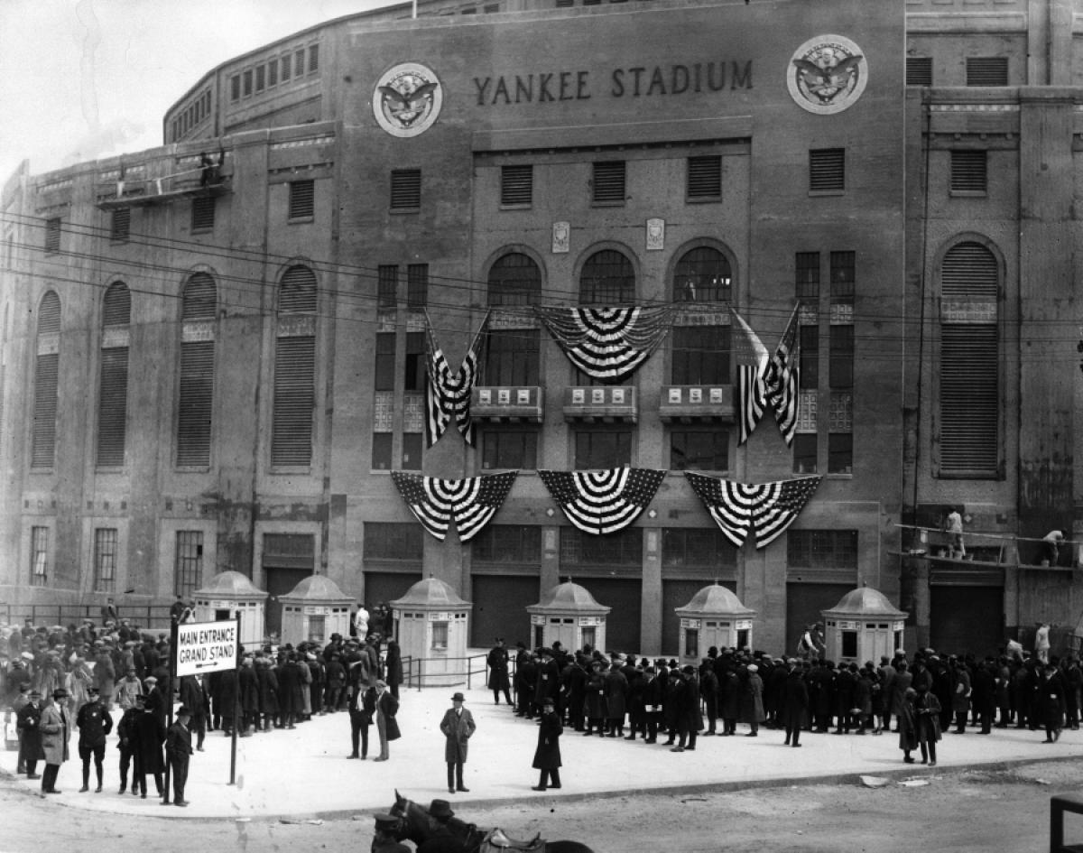En 1939, El Yankee Stadium es el escenario del primer homenaje a un pelotero venezolano –“Patón” Carrasquel- en Grandes Ligas.
