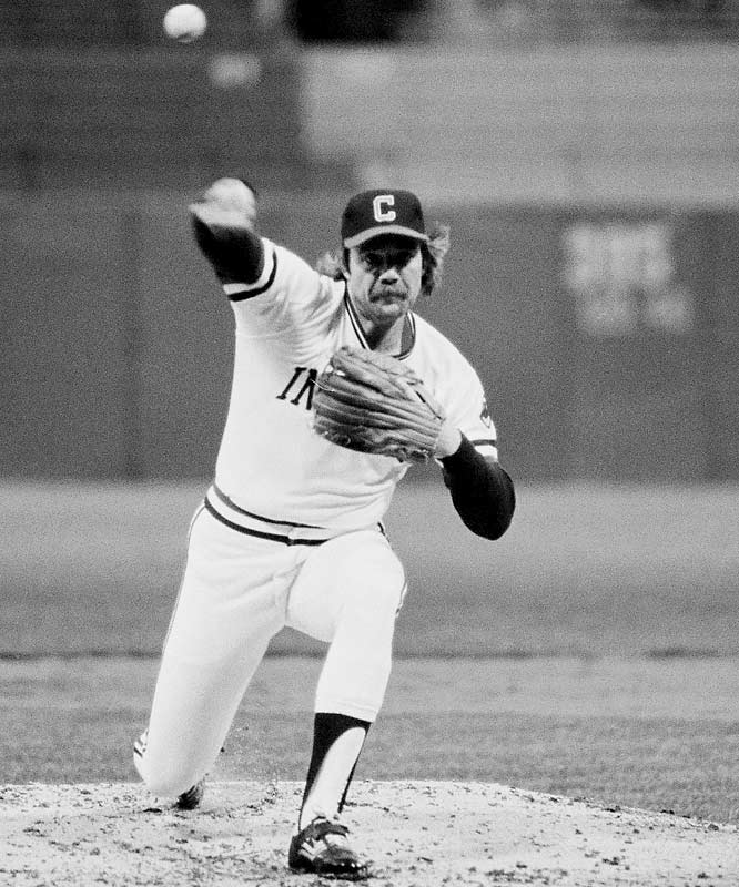 En 1955, Nace en Fort Knox-Kentucky, Len Barker, lanzador que reforzó al Caracas en dos ocasiones. Lanzó un juego perfecto en Grandes Ligas el 15 de mayo de 1981.