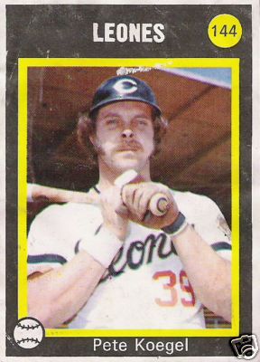 En 1974, Pete Koegel, de los Leones, establece una marca en nuestra pelota profesional al empujar su carrera 65 de la campaña.