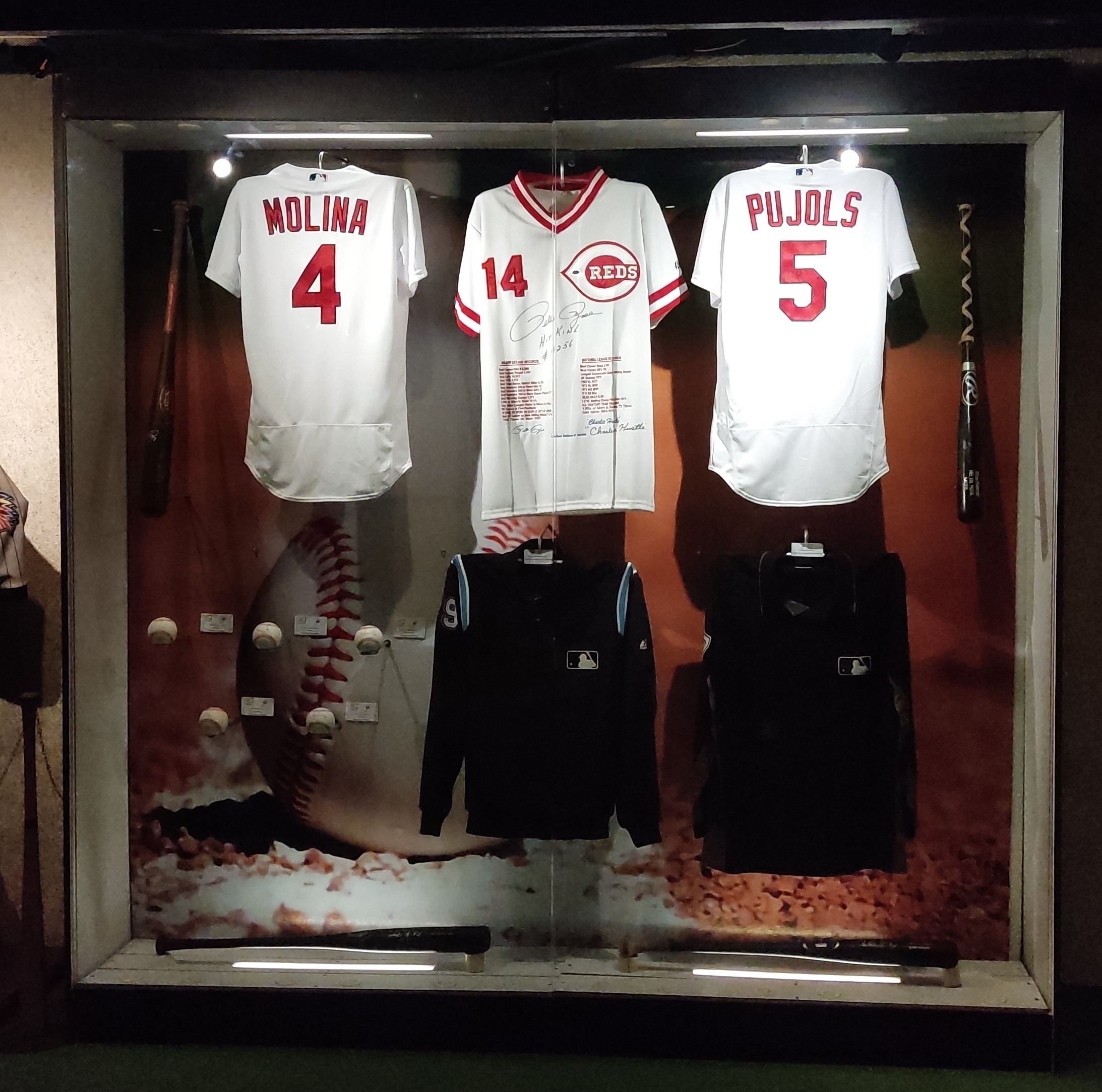 Jerseys de Yadier Molina y Albert Pujols tienen un espacio en el Museo de Béisbol