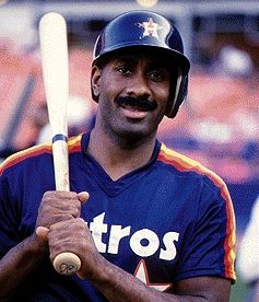En 1983, Kevin Bass bateó de 5-3 con dos jonrones, uno de ellos un grand slam, impulsando 8 carreras en un juego dejando su nombre en los libros de récord. 