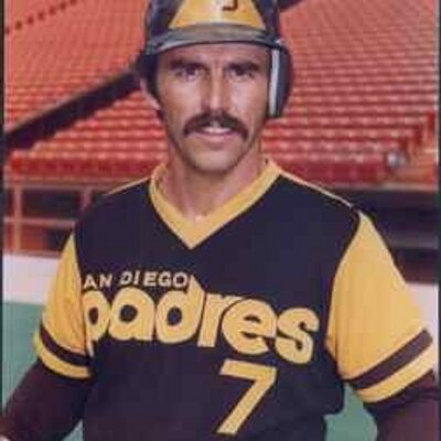 En 1973, Kurt Bevacqua, de Kansa City, conecta grand slam emergiendo y su club gana a Milwaukee. Jugó con Caracas en 1970-1971, Magallanes 1972-1973 y con los Tigres en 1973-1974.