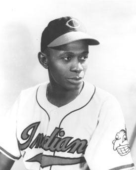 En 1948, En su cumpleaños 42, Satch Paige firma contrato de grandes ligas con los Indios de Cleveland.  Paige lanzó en 1938 con el Club Vencedor de Valencia.