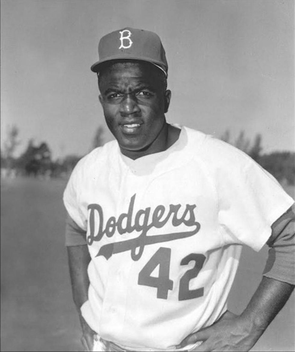 En 1947, Jackie Robinson debuta con los Dodgers de Brooklyn, siendo el primer negro en las Grandes Ligas. Jugó en Venezuela en diciembre de 1945 con Estrellas de las Ligas Negras.