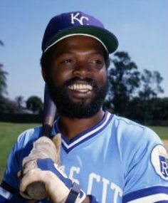 En 1945, Nace en Avon Park-Florida, Hal McRae, outfielder que vistió los uniformes de La Guaira 1969-1970 y Caracas 1972-1973. Ha dirigido en las Grandes Ligas.