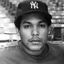 En 1990, Oscar Azocar debuta con los Yankees siendo el criollo 58 en llegar a las grandes ligas.