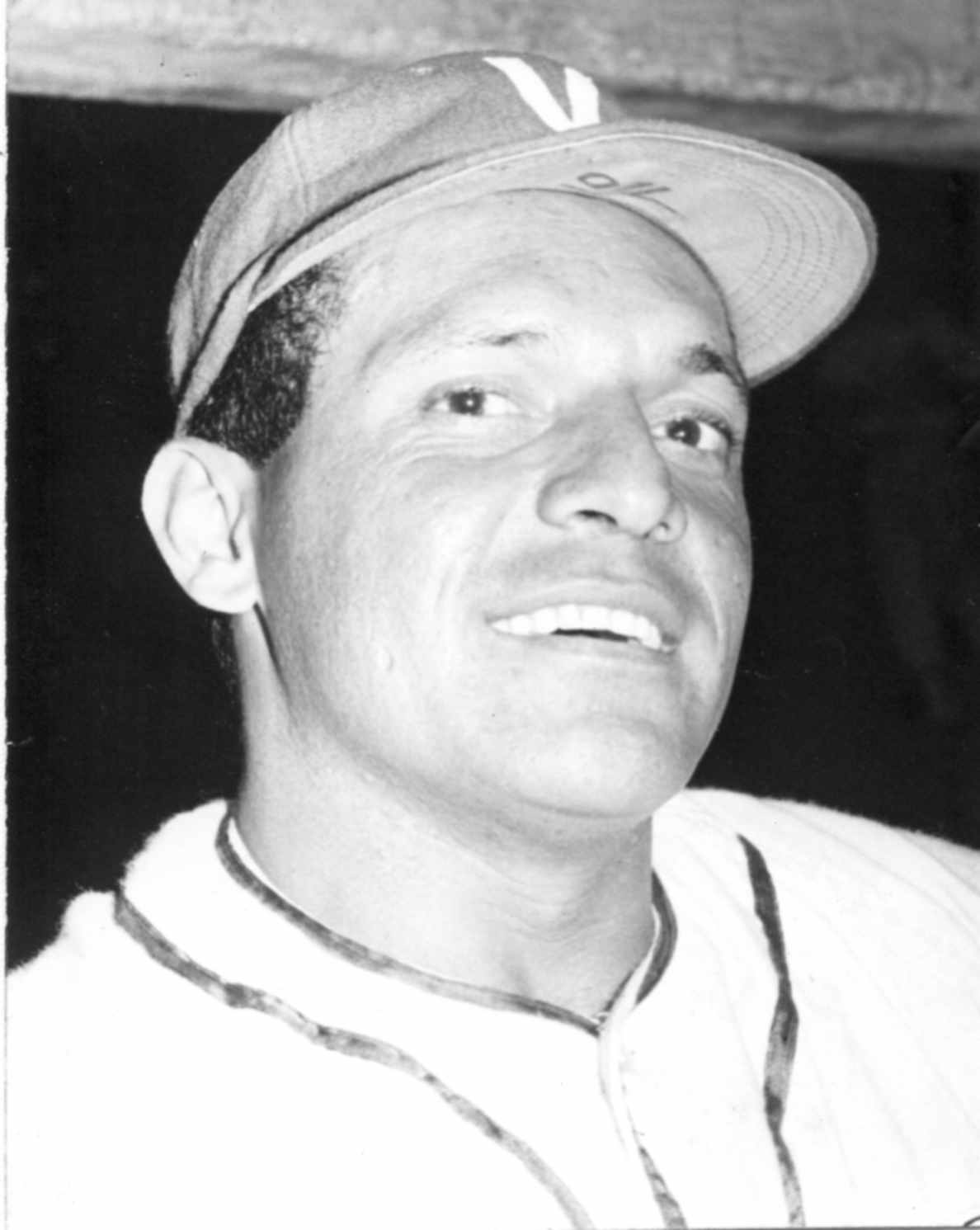 En 1958 Teolindo Acosta, “el loquito que inventó el hit”, bateó un sencillo y un triple, para fijar un nuevo récord de 23 juegos en fila con imparables en la LVBP. Ese quedó como la marca para un criollo. Su equipo Pampero perdió 11 -6 ante Oriente.