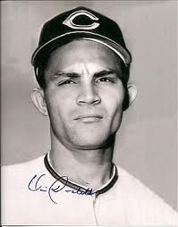 En 1974 Victor Davalillo, del Caracas, batea su hit 1000 frente al derecho Jim Sadowski, del Magallanes, en Valencia.