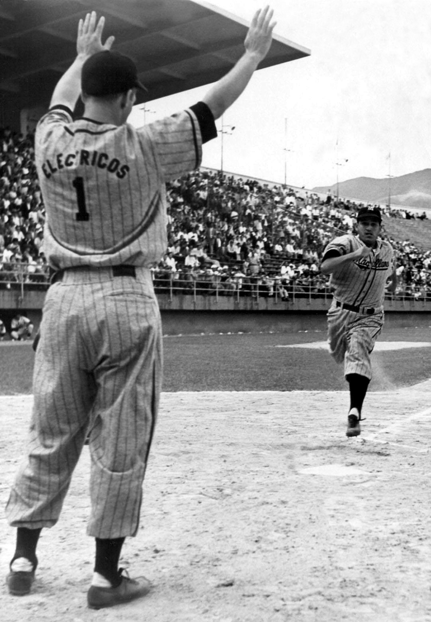 En 1946, Jesús “Chucho” Ramos roba home en el quinto inning y Magallanes derrota al Cervecería Caracas 4 a 3.