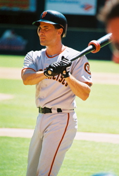 En 2012, Omar Vizquel conectó un par de imparables para sumar 2.876 hits de por vida. Conectó un imparable más para dejar su cuenta definitiva en 2.877 hits.