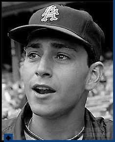 En 1962, Bo Belinsky abanicó a 15 bateadores y los Leones vencen 7-4 a Oriente para titularse en la temporada 1961-1962.