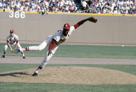La mejor efectividad desde 1961 en la Liga Nacional es de Bob Gibson con 1.12 en 1968, y en la Americana es de 1.60 de Luis Tiant (Cleveland) en el mismo 1968. Gibson pitcheo para Oriente y Tiant con Caracas y La Guaira.