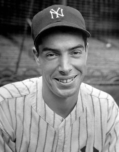 En 1949, Joe DiMaggio se convirtió en el primer jugador de las grandes ligas que ganó 100.000 dólares en una temporada.