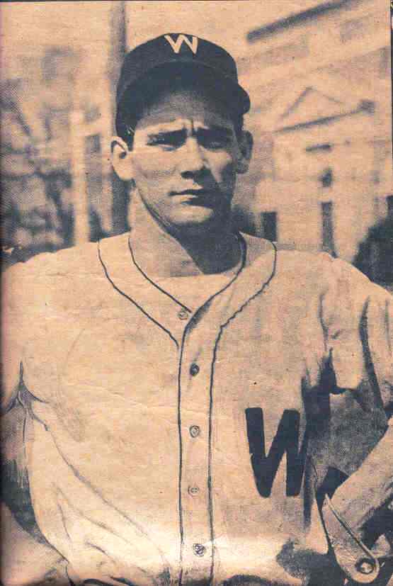 En 1944 Juan Francisco “Gatico” Hernández, en un partido de exhibición, releva por 3 innings al “Patón” Carrasquel y los regulares del Washington derrotan 3 a 2 a los novatos.