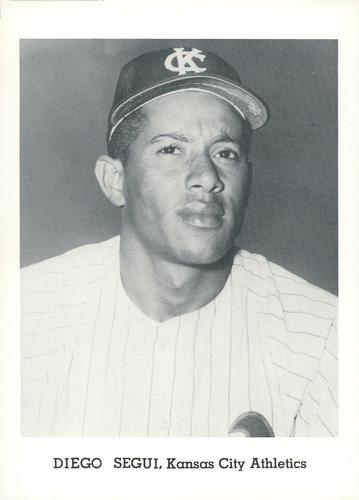 En 1963, Diego Seguí, por segundo día consecutivo, lanza juego completo y el Valencia derrota al Caracas 5 a 0, en el primer partido del Play Off Final. 